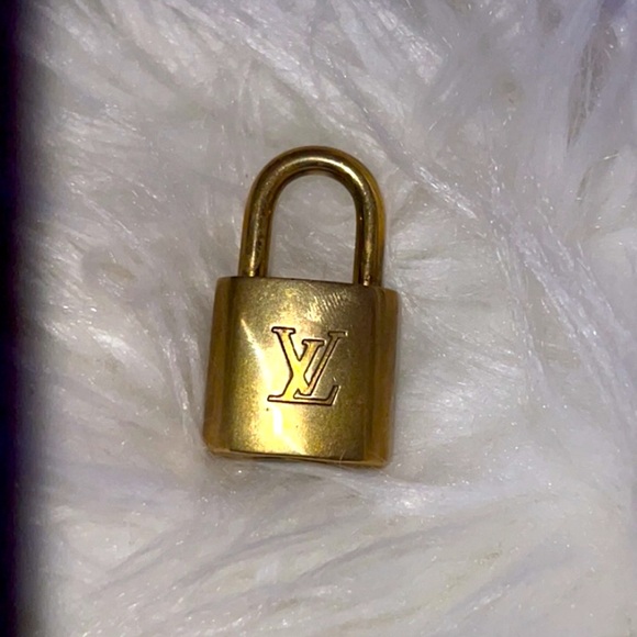 Louis Vuitton Lock 312. No key! It’s for pendant or charm. - Picture 5 of 6
